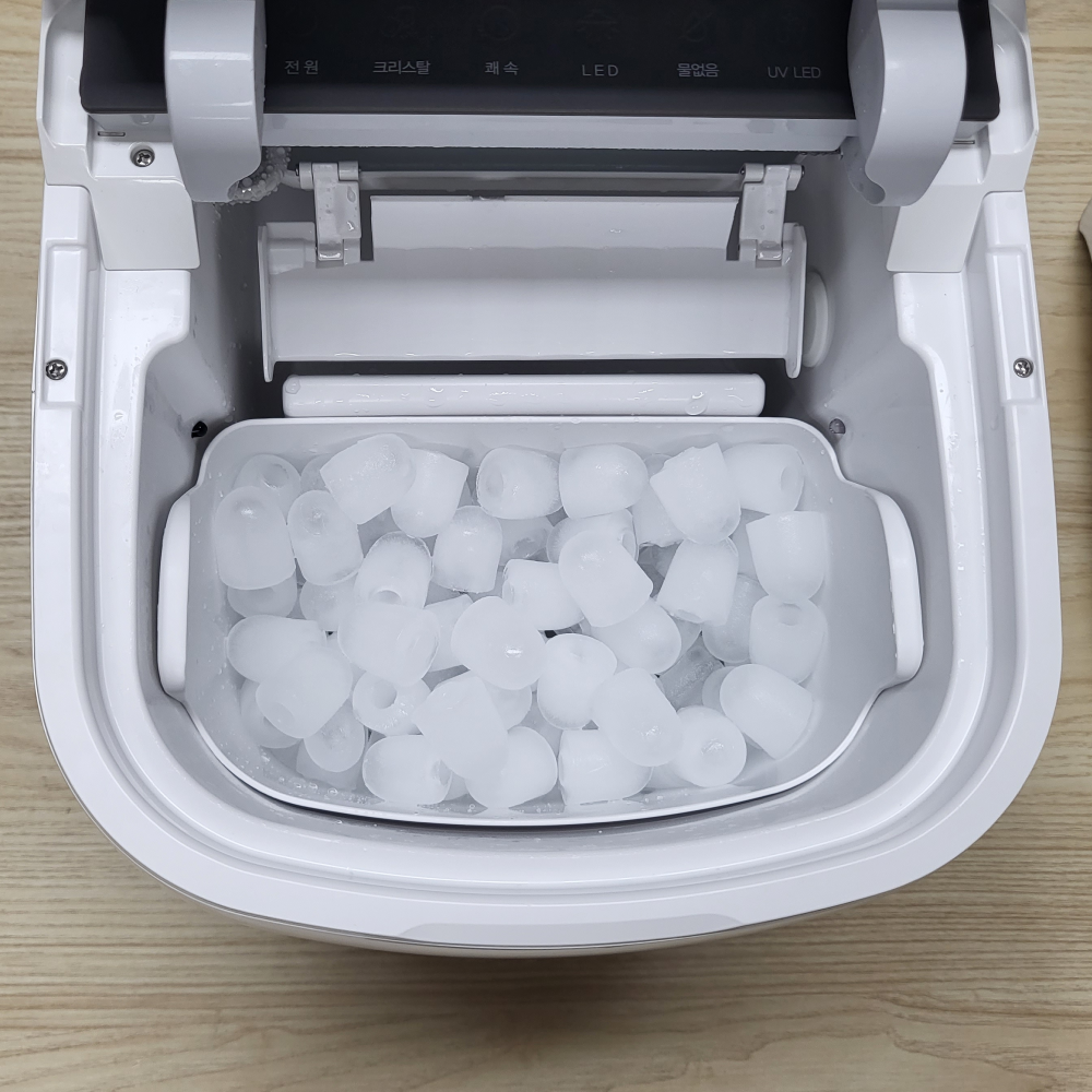Dokdo Freeze ice bin with regular opaque ice